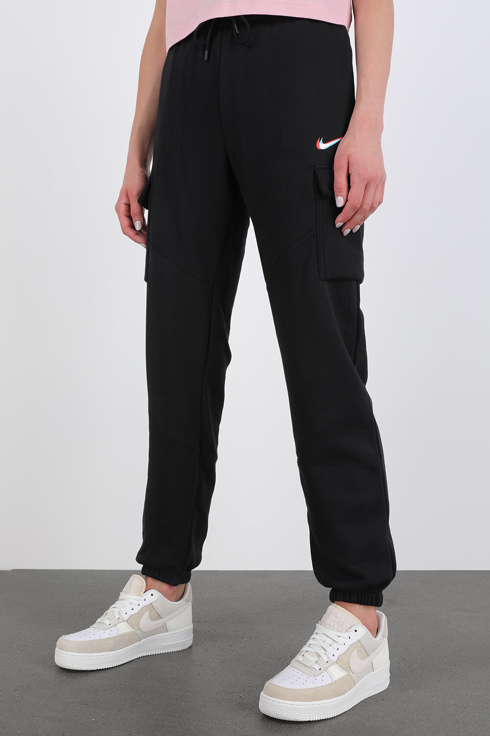 תמונת כל הלוק של Nike Air Force 1 07 In White And Sand